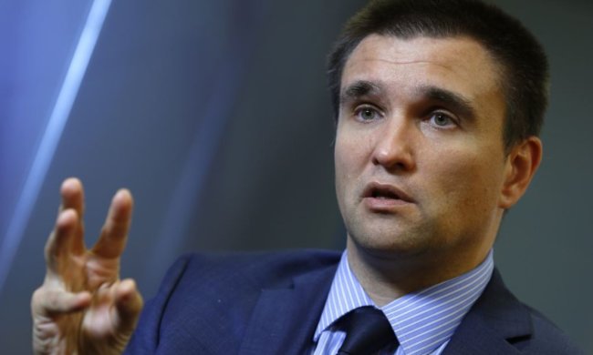 Сестра Сенцова оббиває пороги міграційної служби, Клімкін закликає припинити знущання: що відбувається