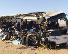 Криваве місиво: вантажівка рознесла автобус з туристами
