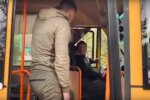Молодой ветеран Азова без ноги проучил наглого водителя маршрутки, скрин с видео