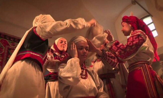 Украинским модницам показали альтренативу вышиванке