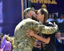 Очень трогательно: защитник Мариуполя предложил руку и сердце невесте прямо на параде