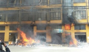 У Болівії протестувальники спалили у будівлі мерії шістьох чиновників (фото, відео)