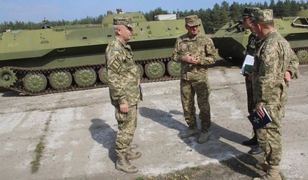 Муженко посетил артиллерийскую базу вооружений в Сарнах (фото)