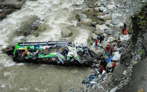 Переполненный пакистанский автобус слетел в ущелье: множество жертв