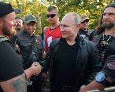 Путін посадив двох чоловіків на свого "залізного коня": "Дуже приємно..."