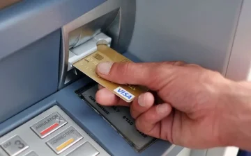 Зняття готівки в банкоматі