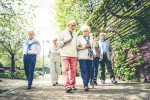 Літні люди на прогулянці