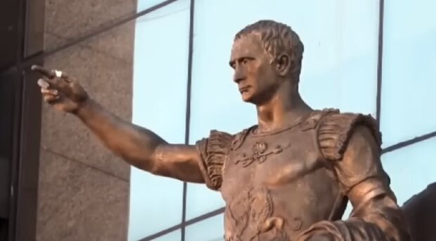 Статуя путіна. Фото: скриншот Youtube