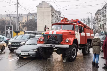 Жаль, горели не коммунальщики: в Киеве пожарные по дороге на вызов провалились под асфальт