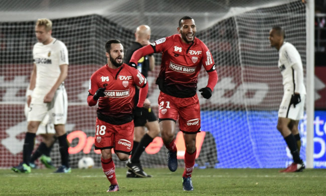 Заехал в табло: тренер озверел из-за удаления футболиста, весь стадион притих