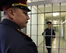 Неадекватна росіянка зламала ногу, коли трощила СІЗО: відео 18+