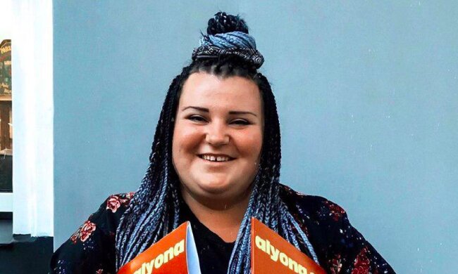 Alyona Alyona выпустила крышесносный клип, перенесла "GTA: Vice City" на суровую Троещину