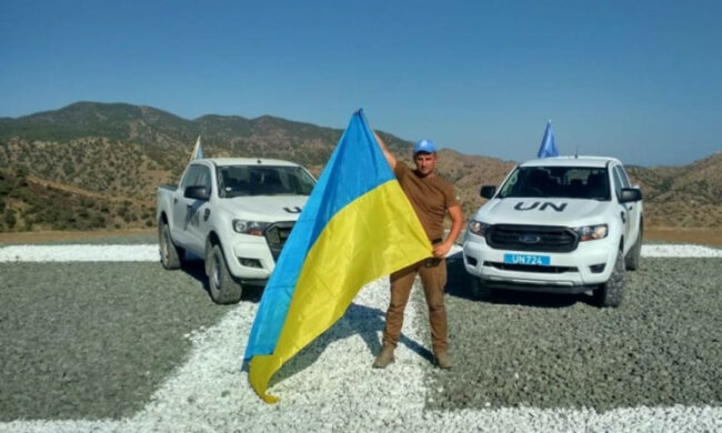 Поліцейський-миротворець з Хмельниччини підняв український стяг на Кіпрі, фото depo.ua