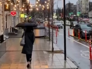 Українці, дощ, кадр з відео