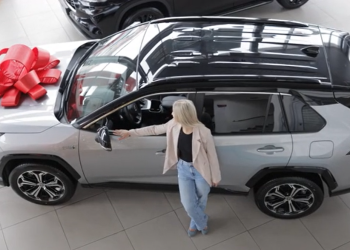 Не только радость, но и расходы: какие налоги должен уплатить новый владелец подаренного автомобиля