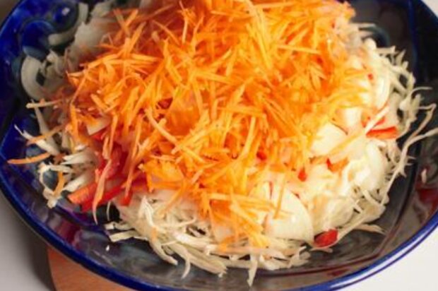 Рецепты салатов из капусты на зиму с перцем и морковью