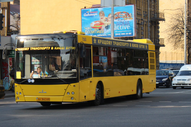 В Киеве появились автобусы с обещанным ноу-хау: горожане не оценили, дикие кадры транспортного вандализма