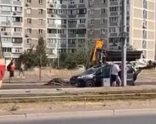 В Киеве легковушка нарвалась на ковш эскалатора — смятая крыша и травма головы