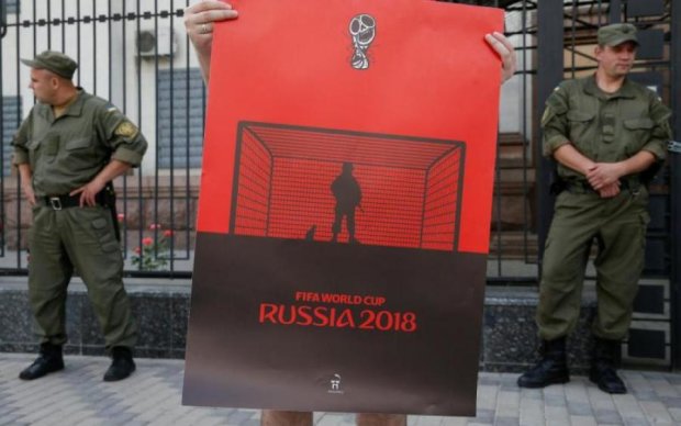Футбол на кістках: активісти показали криваву гру під посольством РФ