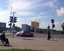 Оскаженіла автоледі з палицею напала на чоловіка у візку в Криму, захисника нокаутували: відео масової бійки