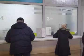 Украинцы в банке. Фото: скрин youtube