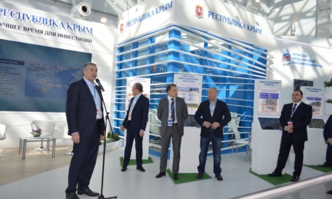 В оккупированный Крым ринулись европейские политики