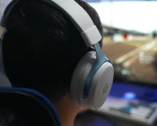 Користування навушниками. Фото: скрін youtube