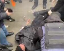 Під офісом Зеленського невідомий підпалив себе, перші кадри