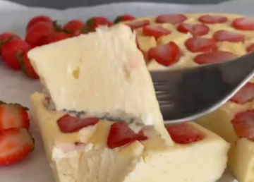 Творожная запеканка с клубникой, кадр из видео