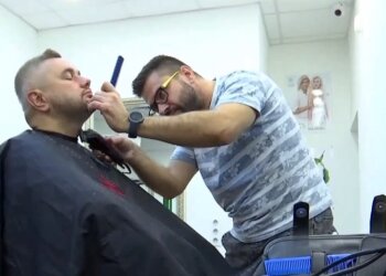 Человек в барбер-шопе. Фото: скриншот с видео