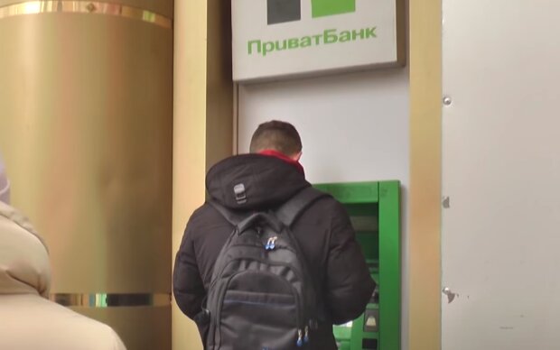 Банкомат ПриватБанка. Фото: скрин youtube