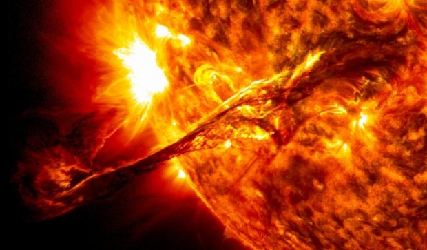Уфологи обнаружили гигантское НЛО, заправляющееся от Солнца (видео)