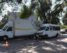 У Запоріжжі зіткнулися маршрутка і вантажівка: постраждало 11 осіб (фото)