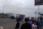 Біля "Лісової" у Києві спалахнула маршрутка, дика паніка загнала людей в метро: відео переполоху