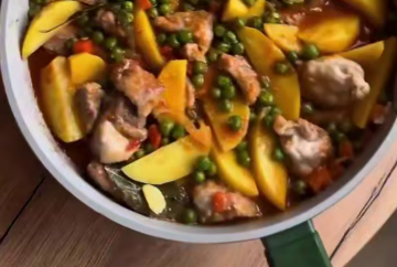 Тушеная свинина с картофелем и горошком, кадр с видео