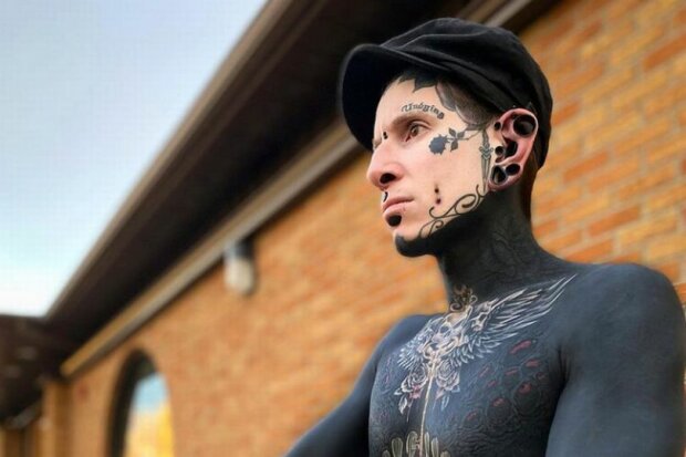 33-летний Реми покрыл почти все тело татуировками, а лицо пирсингом