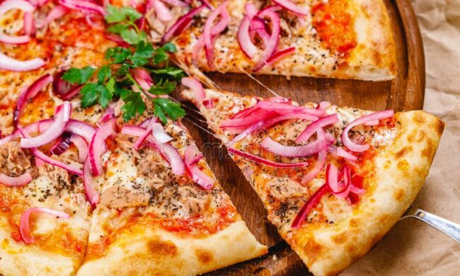 Ви в неї закохаєтесь з першого шматочка: рецепт піци з тунцем і червоною цибулею