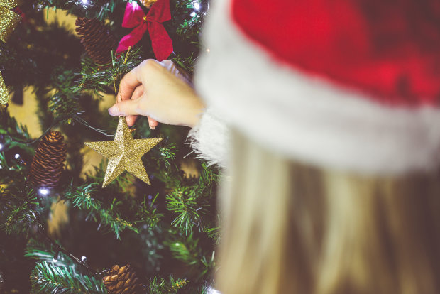 Бюджетная, стильная, альтернативная: самые оригинальные идеи для украшения новогодней елки