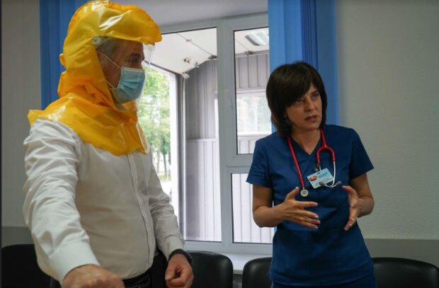В 15 разів дешевше закордонних - українські інженери розробили захисні шоломи для лікарів