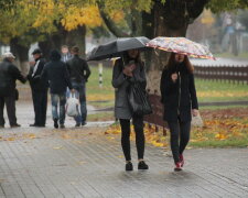 Погода на початок тижня: бабине літо знову повернулося, але в компанії з мокрим "другом"