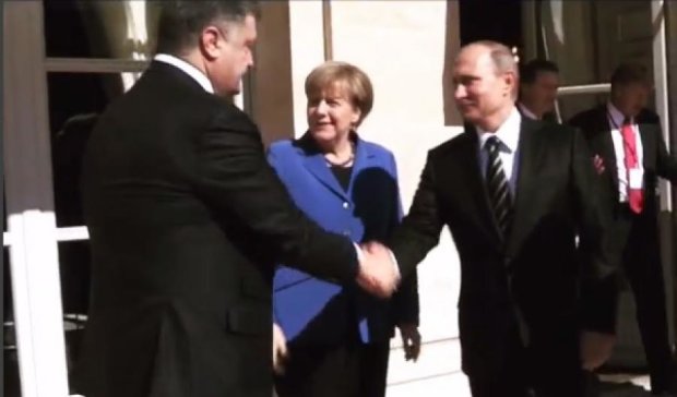 Порошенко пожал Путину руку (відео)