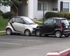 "Романтичні" автомобілі Smart стали "героями" парковки