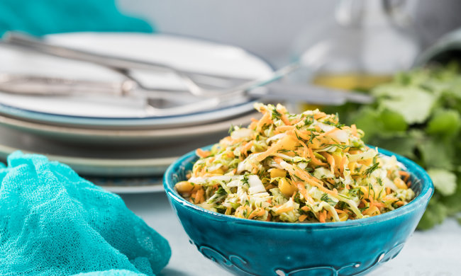 Салат з кукурудзою і капустою