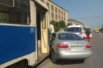 В Києві трамвай врізався у Lanos з дитиною: моторошні фото