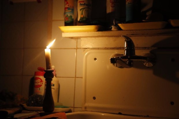 В Днепре массово отключат свет: кому стоит запастись свечами