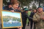 Військові подарували Марині Порошенко картину з Криму (фото)