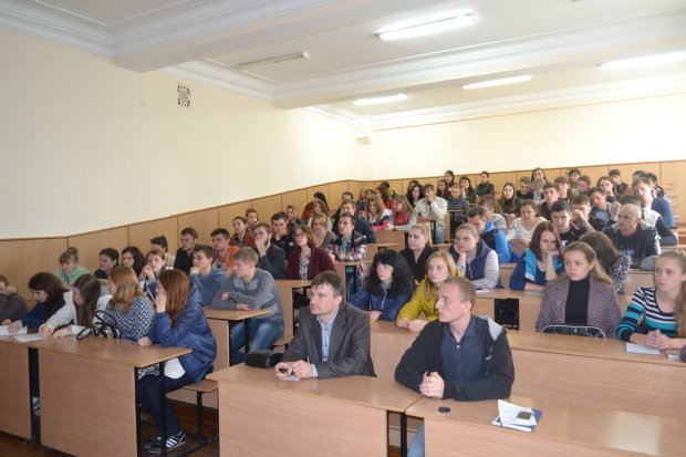 Хоч око виколи: студенти Київського вишу залишились без світла