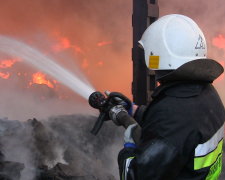 Вогняне пекло у Києві: півсотні рятувальників не можуть впоратися зі страшною пожежею у п’ятиповерхівці