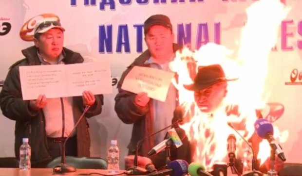 Лидер профсоюза Монголии поджег себя в знак протеста (видео)