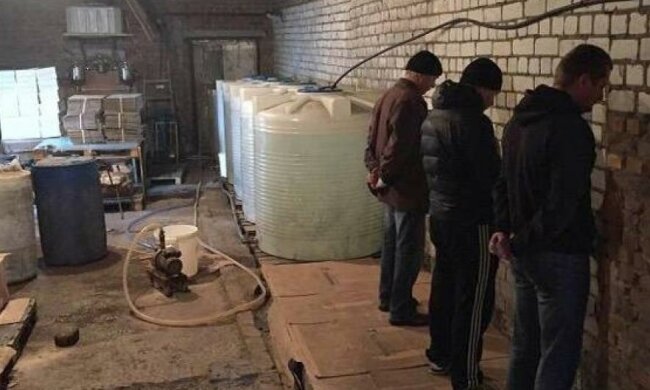 Поліцейські накрили підпільний спиртозавод (фото)